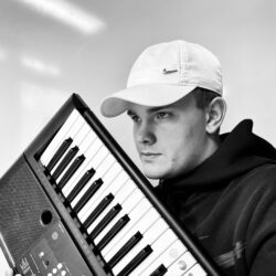 Ich bin Marlon, Keyboarder der Band.