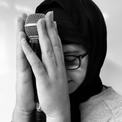 Ich bin Amira, Sängerin der Band.